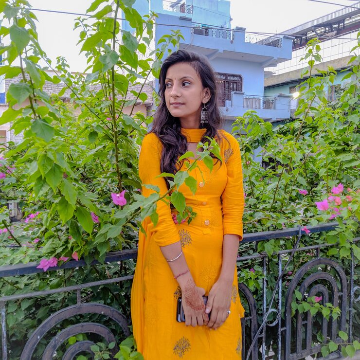portrait-woman-standing-against-flowering-plants_1048944-12546600