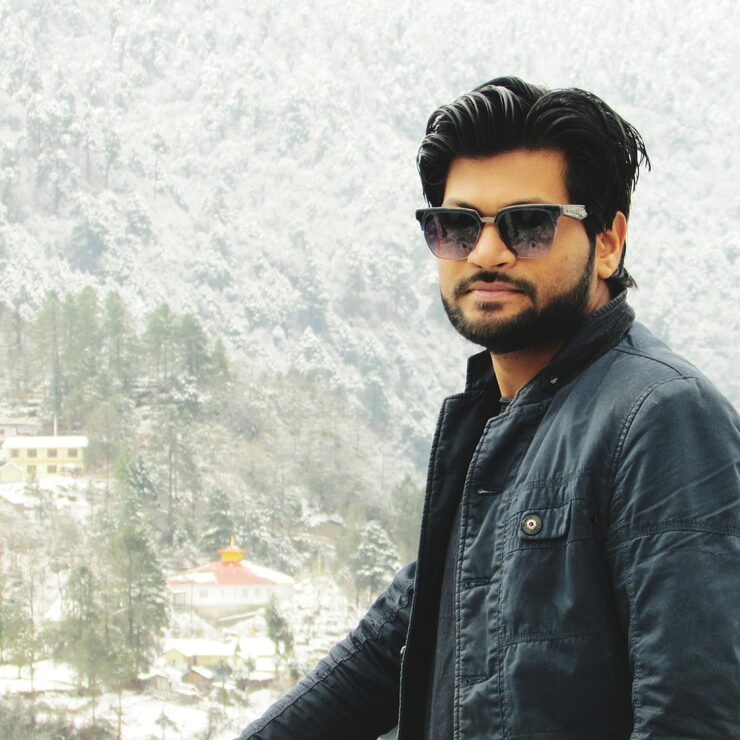 portrait-young-man-wearing-sunglasses_1048944-2703548